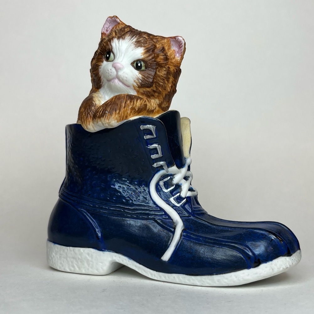 Daydreamer Puss in Boots Sculpture Collection